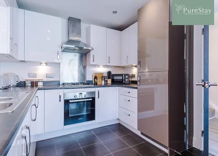 Stunning House In For Business & Leisure - Wi-fi & Parking By Purestay Serviced *