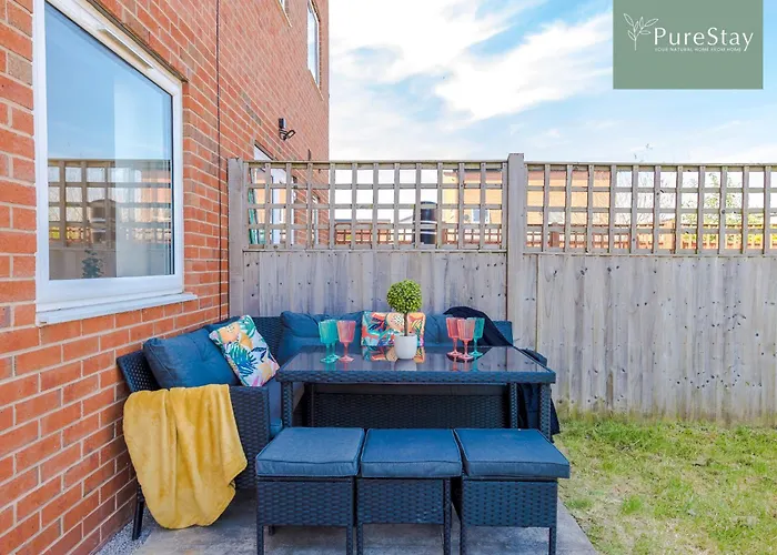 Stunning House In For Business & Leisure - Wi-fi & Parking By Purestay Serviced Villa *