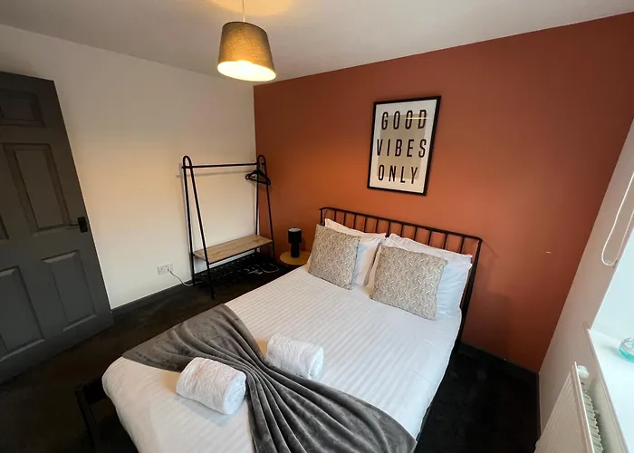 3 Bedroom House With Parking מנצ'סטר