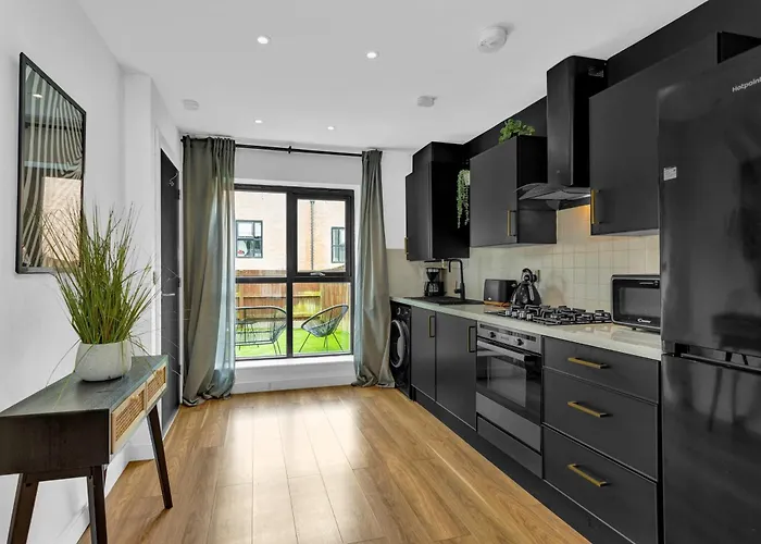 Free Parking Luxury Safari House Manchester