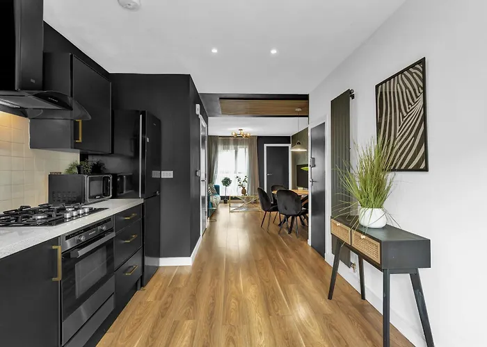 Free Parking Luxury Safari House