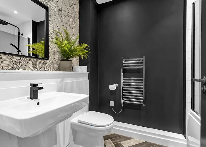 Free Parking Luxury Safari House Manchester