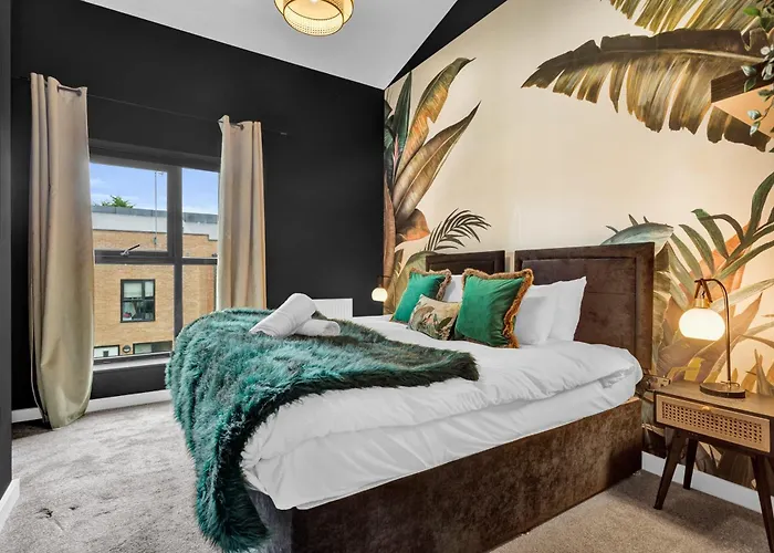 Free Parking Luxury Safari House Manchester