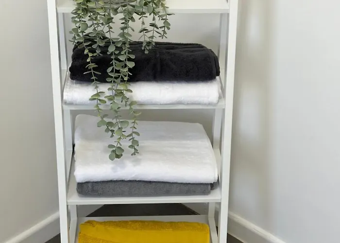 2 Bedroom Flat Close To City, Stadium And Coop Arena Apartamento