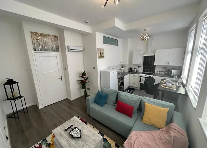 2 Bedroom Flat Close To City, Stadium And Coop Arena *