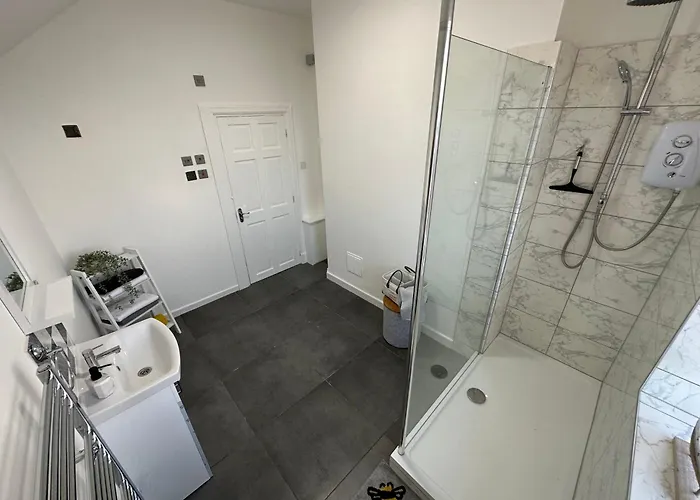 2 Bedroom Flat Close To City, Stadium And Coop Arena Apartament *