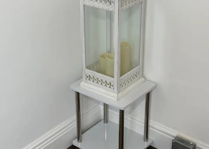 2 Bedroom Flat Close To City, Stadium And Coop Arena Apartmán