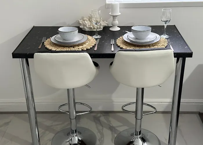 2 Bedroom Flat Close To City, Stadium And Coop Arena