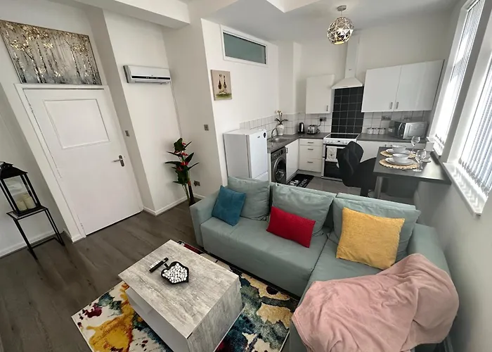 2 Bedroom Flat Close To City, Stadium And Coop Arena *