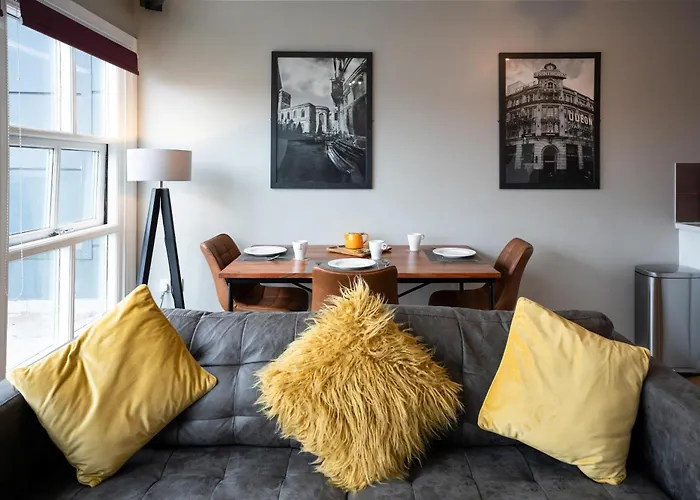 High Street Town House 4*