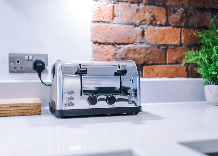 4-storey Townhouse In By Hilltop Serviced * Manchester