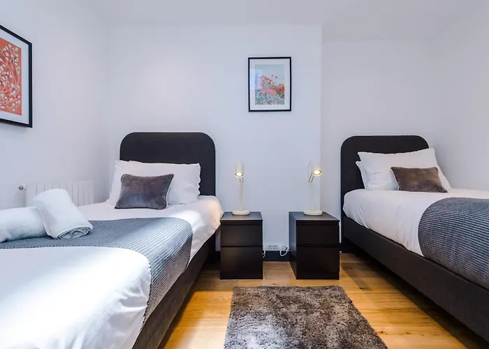 4-storey Townhouse In By Hilltop Serviced * Manchester