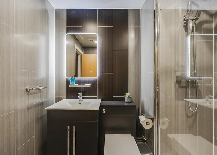 Brimmond Homes - Nr To Univ, Hospitals, O2 Apollo, Plab & 7 Mins To Centre - Stylish, Modern & Secure 2 Bed, 2 Bath With Allocated Free Parking *