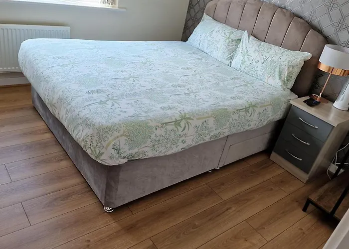 Stunning Canal View 2 Bedroom With Free Parking *