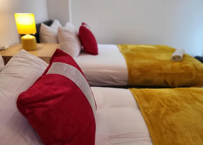 Luxury 2 Bed On River, Wifi, Parking, Garden *