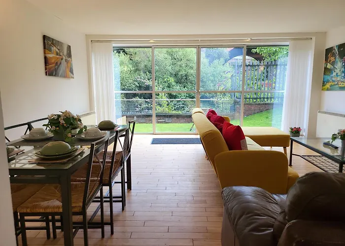 Luxury 2 Bed On River, Wifi, Parking, Garden Apartament Manchester