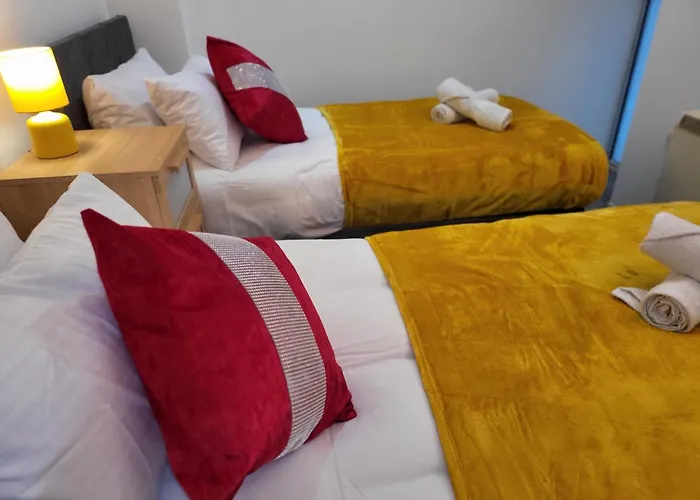 Luxury 2 Bed On River, Wifi, Parking, Garden *