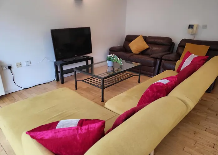 Luxury 2 Bed On River, Wifi, Parking, Garden Apartament Manchester