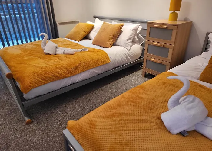 Luxury 2 Bed On River, Wifi, Parking, Garden Apartament Manchester