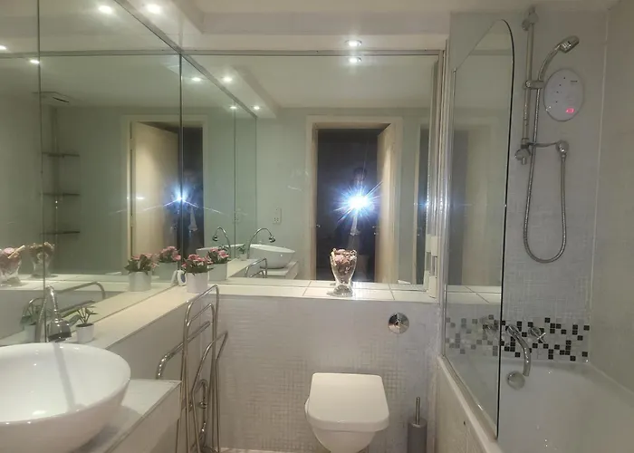 Luxury 2 Bed On River, Wifi, Parking, Garden * مانشستر