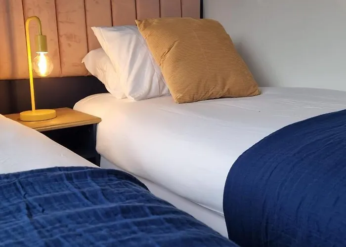 Ferienhaus The Heart - Cosy 3 Bedroom House With Double Driveway And Garden In Manchester