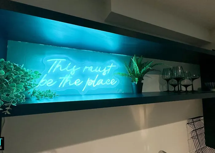 Lux Livin' - Luxury 2 Bed With Sky Garden Apartment