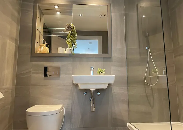 Modern 2 Bedroom Centre W Balcony