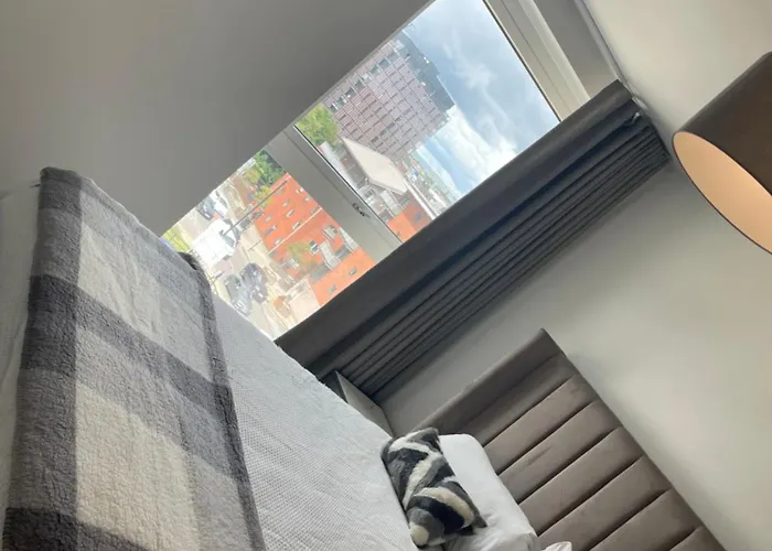 Modern 2 Bedroom Centre W Balcony 아파트 *