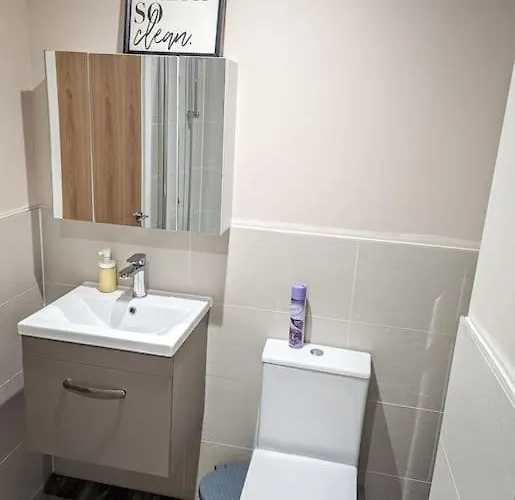 A Superb 2 Bed, 2 Bathroom In Centre Free Parking アパート