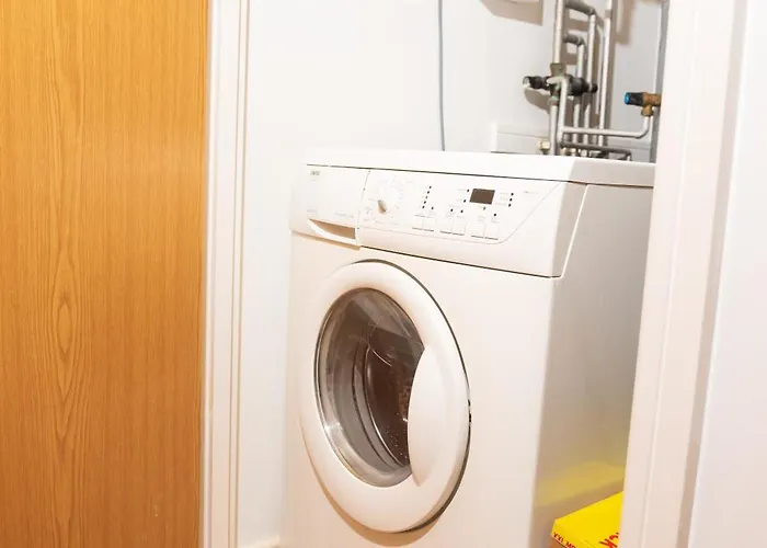 Luxury Two Bedroom Flat Opposite Coop Live N Etihad Stadium With Free Secure Parking, Netflix And Sky Tv *