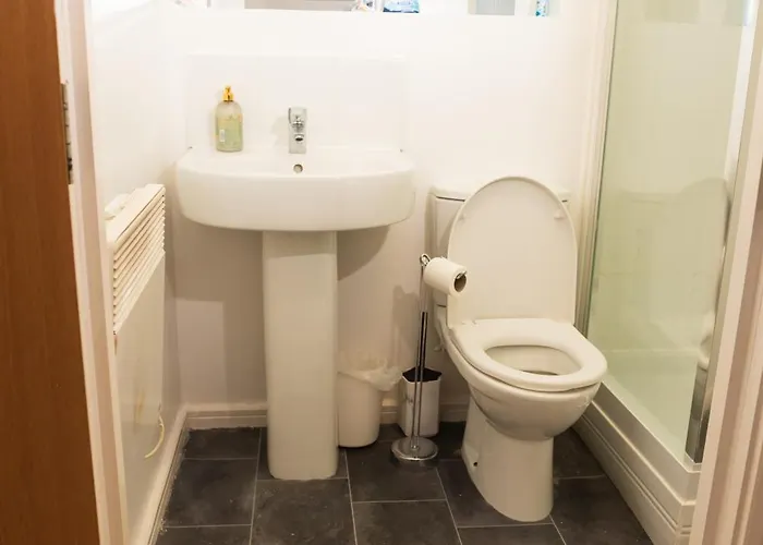 Luxury Two Bedroom Flat Opposite Coop Live N Etihad Stadium With Free Secure Parking, Netflix And Sky Tv דירה *