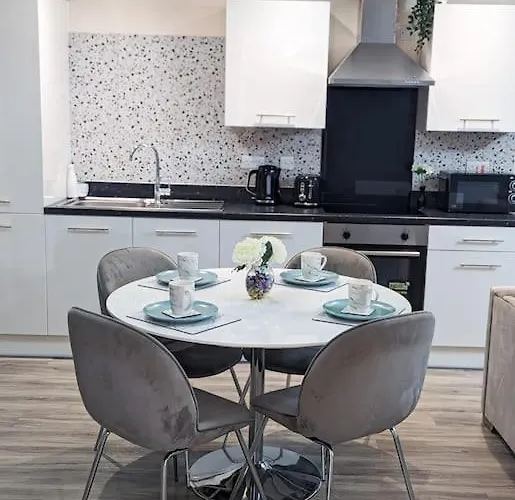 A Superb 2 Bed, 2 Bathroom In Centre Free Parking *