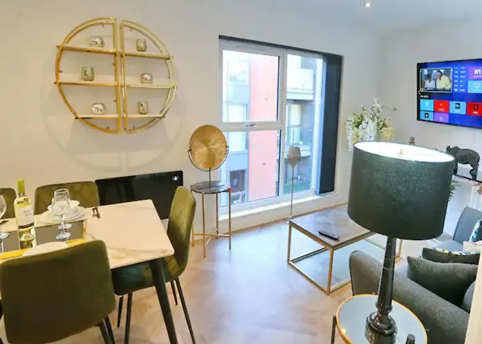 Stunning Split Floor Flat By Victoria - Pass The Keys *