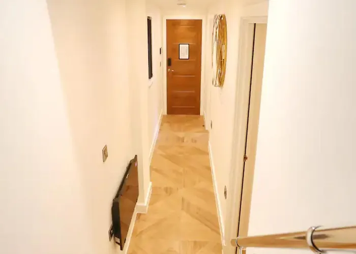 Stunning Split Floor Flat By Victoria - Pass The Keys