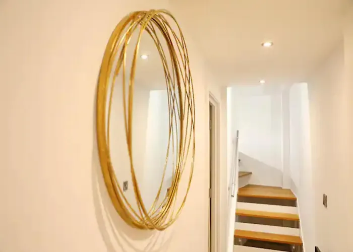 Stunning Split Floor Flat By Victoria - Pass The Keys Manchester