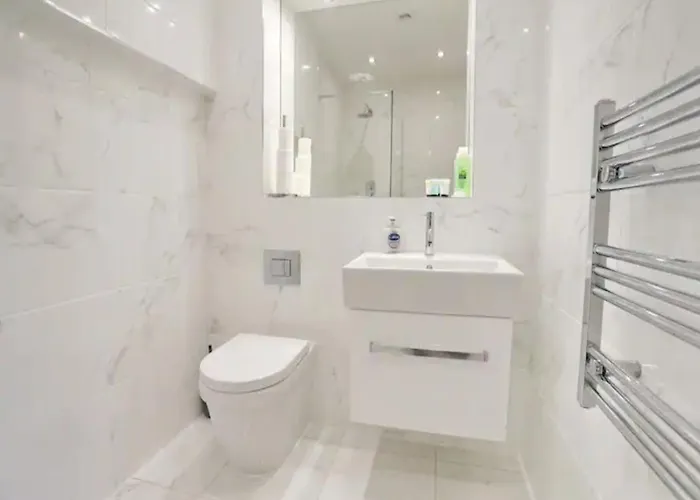 Stunning Split Floor Flat By Victoria - Pass The Keys *