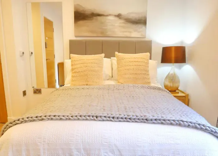 Stunning Split Floor Flat By Victoria - Pass The Keys