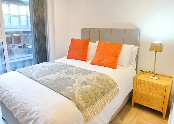 Stunning Split Floor Flat By Victoria - Pass The Keys Apartament