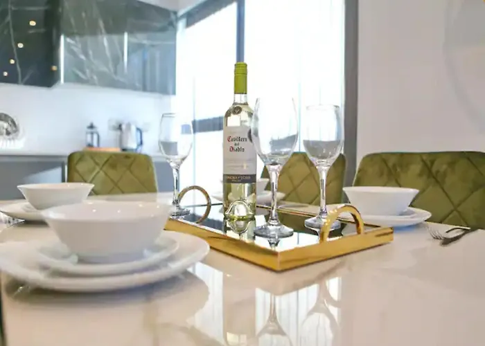 Stunning Split Floor Flat By Victoria - Pass The Keys