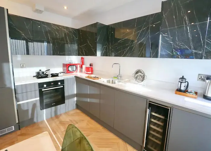 Stunning Split Floor Flat By Victoria - Pass The Keys *