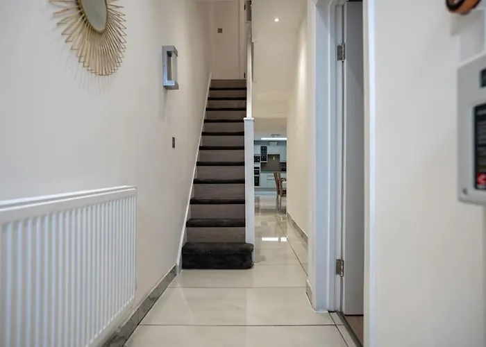 Luxury 6 Bed Near Centre With Cinema & Games 5 Bathrooms Willa *