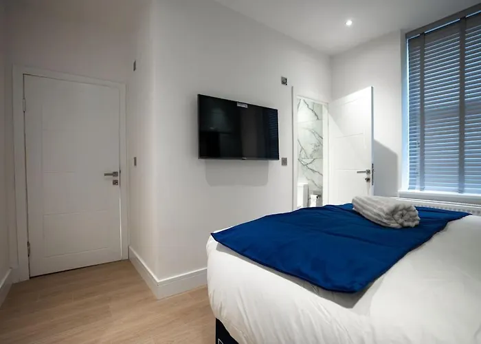 Luxury 6 Bed Near Centre With Cinema & Games 5 Bathrooms *