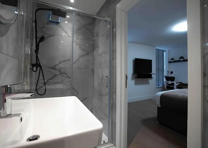 Luxury 6 Bed Near Centre With Cinema & Games 5 Bathrooms