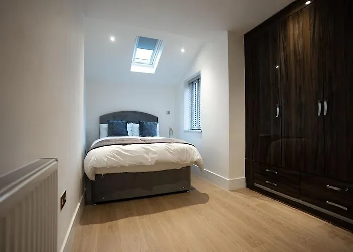 Villa Luxury 6 Bed Near Centre With Cinema & Games 5 Bathrooms *