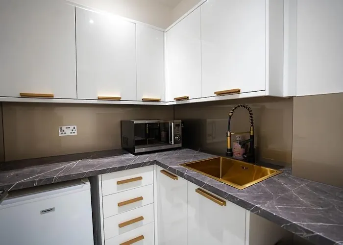 Luxury 6 Bed Near Centre With Cinema & Games 5 Bathrooms Villa