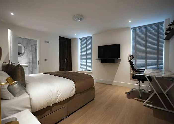 Villa Luxury 6 Bed Near Centre With Cinema & Games 5 Bathrooms *