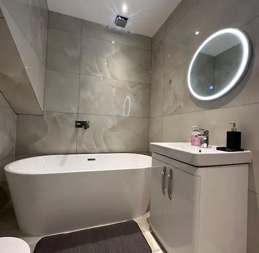 Luxury 6 Bed Near Centre With Cinema & Games 5 Bathrooms Villa