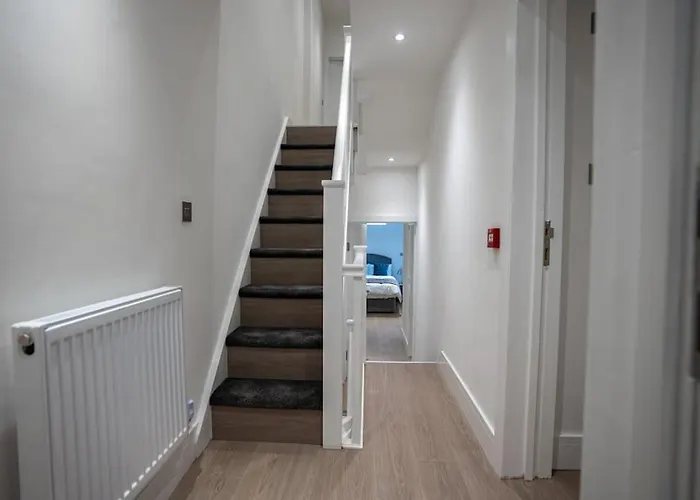 Luxury 6 Bed Near Centre With Cinema & Games 5 Bathrooms Villa *