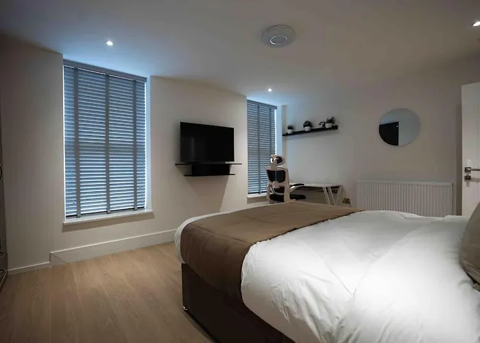 Luxury 6 Bed Near Centre With Cinema & Games 5 Bathrooms