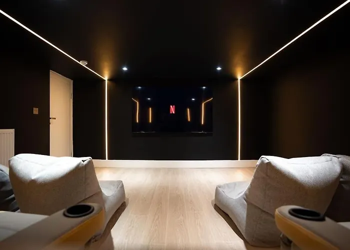 Luxury 6 Bed Near Centre With Cinema & Games 5 Bathrooms Willa *